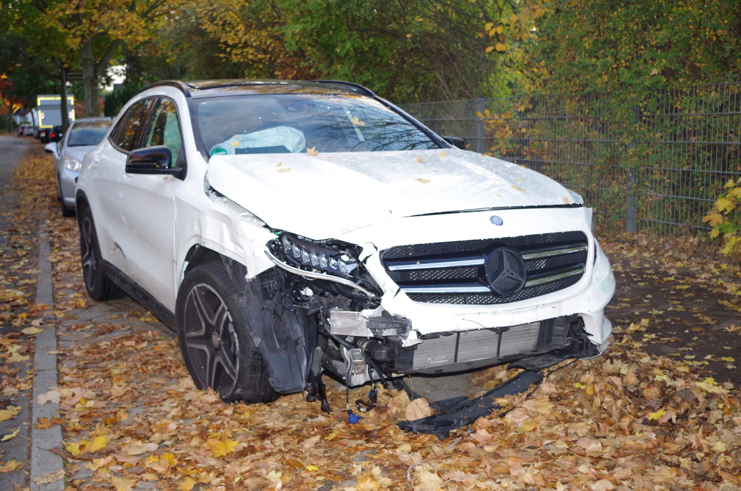 Unfallschaden Mercedes Benz GLA Schadengutachten Kfz